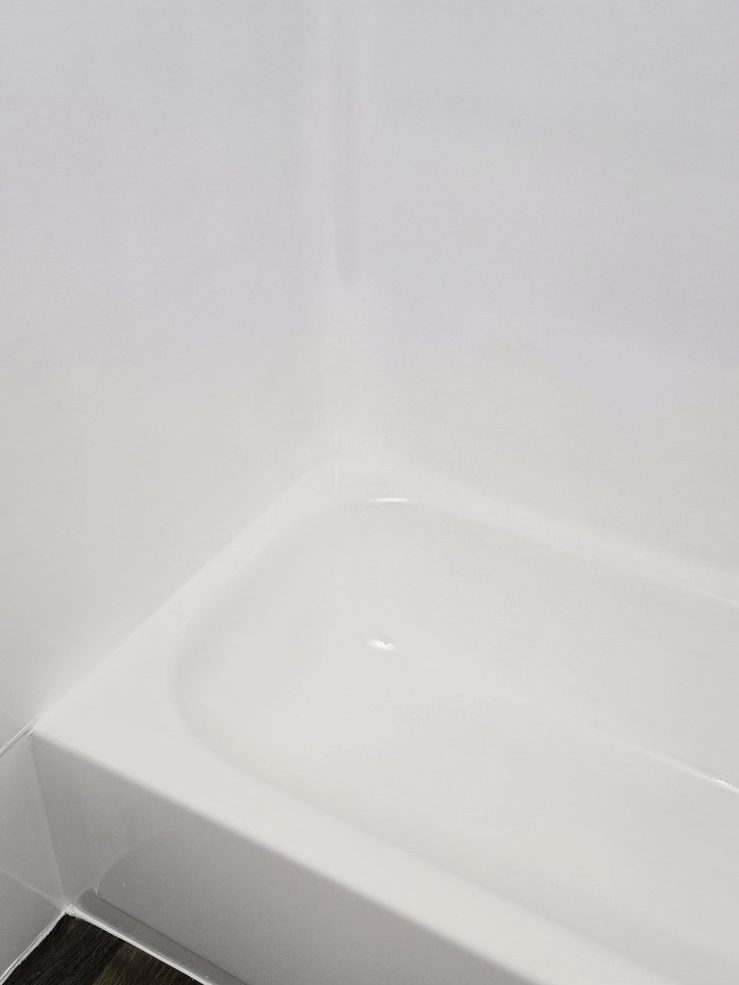 Real bathtub resurfaced to a glossy, like-new finish by Resurface Oregon