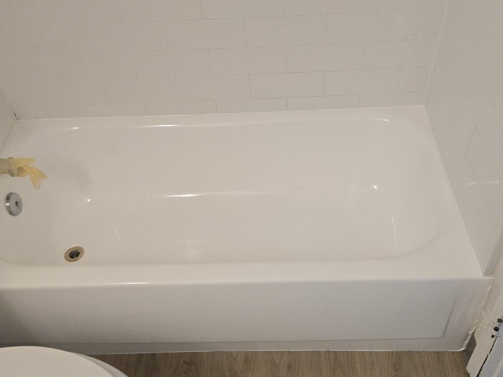 Real bathtub resurfaced to a glossy, like-new white finish by Resurface Oregon