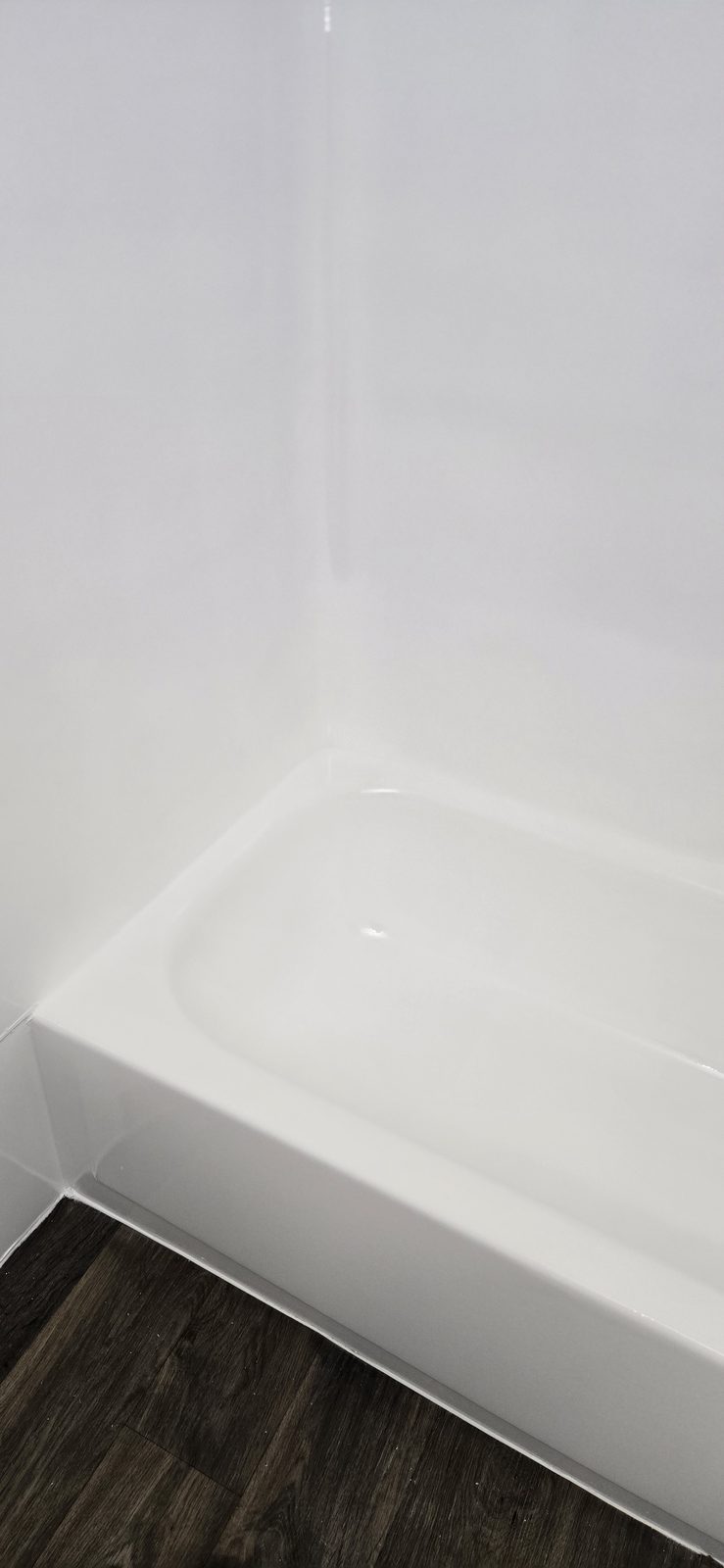Real bathtub resurfaced to a bright, glossy white finish by Resurface Oregon